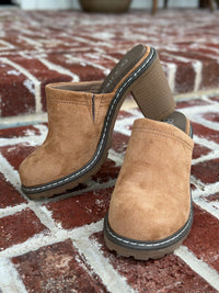 corkys lantern clog in light tan