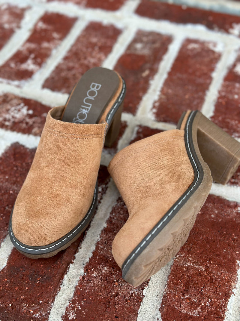 corkys lantern clog in light tan