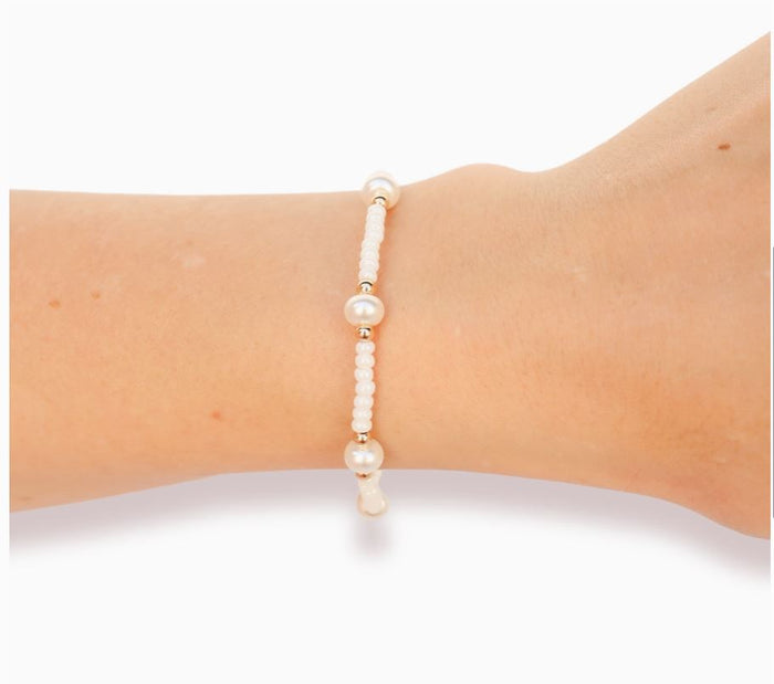 beaded blondes luster white pearl bracelet 